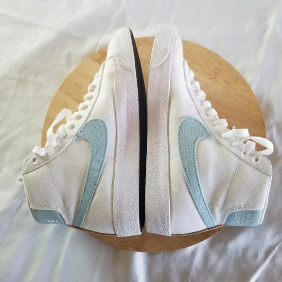 Nike | Blazer 77 SE Mid Floral Embroidery Sneakers - Picture 7 of 10